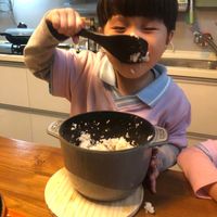 可能是 2 個人、木湯匙和粥的圖像