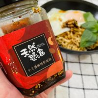 可能是蛋黃、拉麵和顯示的文字是「無 天然 天潔食 宴 Natu Natural Fresh Fresh Food 年 守態 怒套 好 十三香麻辣堅果油 Id0 」的圖像