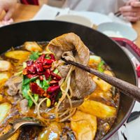 可能是 1 人、拉麵、豆腐和火鍋的圖像