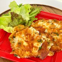 可能是炸丸子和歐姆蛋的圖像
