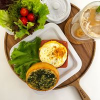 可能是英式瑪芬、肉餡餅、歐姆蛋、總匯三明治、水波蛋和文字的圖像