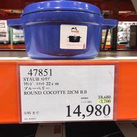 可能是顯示的文字是「 staub سهلم صاه ช้วดนืผวัน 47851 STAUB ストウプ ラウント ココット 22 m プルーベリ ROUND COCOTTE 22CM B.B 5/05 5/05まで まで EX32 20240122 适常価格 18,680 680 レジにて講引 -3,700 14,980 税込 開品 RAIP 」的圖像
