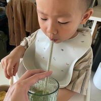 可能是 1 人、水藻和飲料的圖像