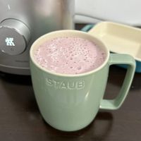 可能是飲料和顯示的文字是「然 STAUB 」的圖像