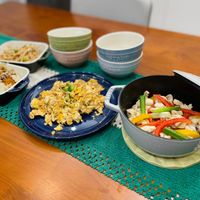 可能是炒飯、豆腐和炒麵的圖像