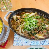 可能是火鍋、拉麵、麵和顯示的文字是「 STAUB STAUB 」的圖像