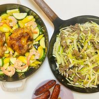 可能是炒麵、炒飯、蝦和文字的圖像