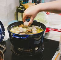 可能是 1 人、豆腐、火鍋和起司火鍋的圖像