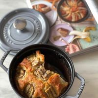 可能是舒芙蕾、巴布卡麵包、肉餡餅和文字的圖像