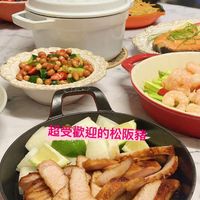 可能是火鍋和顯示的文字是「超受歡迎的松阪豬」的圖像