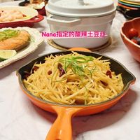 可能是炒麵、義大利麵和顯示的文字是「 Nana Nana指定的酸辣土豆丝」的圖像