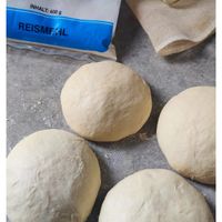 可能是顯示的文字是「想 INHALT: 400 INHALT:400g g REISMEHL AR. AR.Berlin Berlin 」的圖像