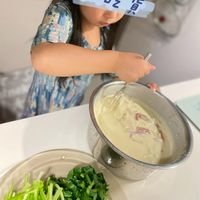 可能是 1 人、起司火鍋、粥和顯示的文字是「小吃吃質 ク OZ ወቦ 50 小OZ た 1X 」的圖像