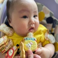 可能是 1 人、嬰兒和玩具的圖像