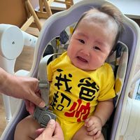 可能是 1 人、嬰兒和文字的圖像