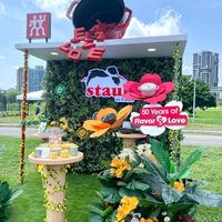 可能是 1 人和顯示的文字是「武 三色 =0- stau en Franco 50Yearsof 50 Years of Flavor 89Love & Love 」的圖像