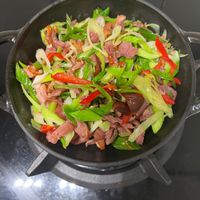 可能是燉小牛膝和快炒的圖像