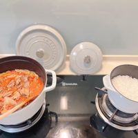可能是食物和顯示的文字是「 Si LAGOGOT GOCOTTE GOCO O 9 SAKURA STAUB 」的圖像