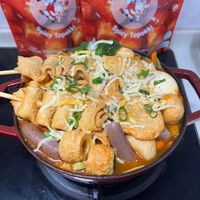 可能是豆腐和顯示的文字是「 WONDERPON WONDERITURN Spicy Splcy Topo Topolti Spicy Topokki 」的圖像