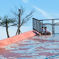 可能是 2 個人、滑板和水池的圖像