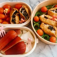 可能是炸丸子、煙燻鮭魚和蘇格蘭蛋的圖像