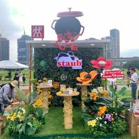可能是 4 個人、泡茶器和顯示的文字是「送 pR staub en enFrance 週川 50 Years of Flavor FlavorLove 89 Love .ま」的圖像