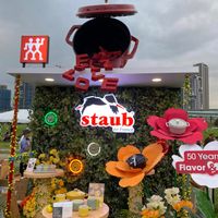 可能是 1 人、泡茶器和顯示的文字是「效 staub en enFrance France 千 50 Year Flavor & WSs 」的圖像