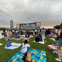 可能是 3 個人和人群的圖像