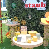 可能是顯示的文字是「 0E staub en France WHY MA MATTE MATIE የዲራያ BLAC. ENAMEI2 」的圖像