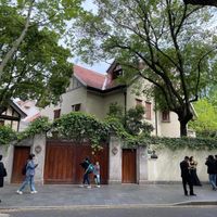 可能是 7 個人、布蘭城堡和樹的圖像