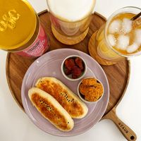 可能是咖啡、法式長棍麵包、英式瑪芬、麵包棒、炸丸子和文字的圖像