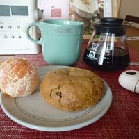 可能是咖啡杯、蛋糕、泡茶器、燕麥餅乾和英式瑪芬的圖像