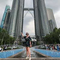 可能是 2 個人和摩天大樓的圖像