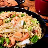 可能是義大利麵、蝦、麵和炒麵的圖像