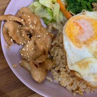 可能是炒飯和水波蛋的圖像
