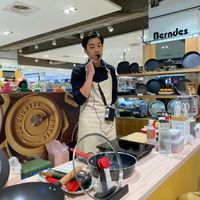 可能是 2 個人、泡茶器、鬆餅機和文字的圖像