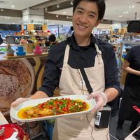 可能是 2 個人、西班牙大鍋飯、歐姆蛋、義大利麵和文字的圖像