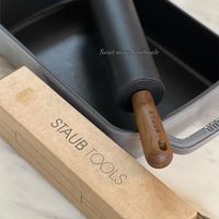 可能是顯示的文字是「 Sweetmombandmade bandmade ban Sweet mom STAUBTOOLS TOOLS STAUB 한십2 CNFINOY Faa 」的圖像