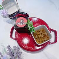 可能是牧羊人派和顯示的文字是「 STAUE TAWUE TA COCO食業 STAUS 」的圖像