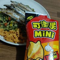 可能是鯷魚和顯示的文字是「 NEW NEW 然你系 脚事 可時果 MiNi 原味 00007 Ni MENI 0 」的圖像