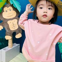可能是 1 人、嬰兒、帽子和玩具的圖像