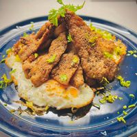 可能是蛋黃和肉排的圖像