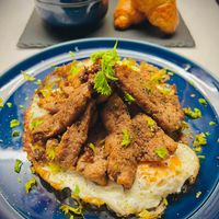 可能是肉排、蛋黃和水波蛋的圖像