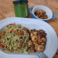 可能是炒麵、義大利麵和香菇的圖像