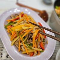 可能是拉麵、豆腐和炒麵的圖像