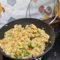 可能是北非小米飯和炒飯的圖像