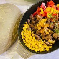 可能是豆煮玉米和肉排的圖像