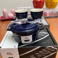 可能是泡茶器和顯示的文字是「 staub staub tauh aub cKaйb staub 」的圖像