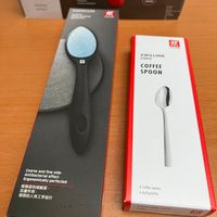 可能是顯示的文字是「 stauh TAMmgA mtas PREMIUM P 州 S 然 ZWILLING DINNER COFFEE SPOON Coarseandfineside- Coarse and fine side- Antibacterial Ergonomically Ergonomicallyperfected effect- perfected 相間面和细腻面 抗菌作用 理想的人体工学设计 6 eaf Coffeespoon Coffee spoons 6 6 Kaffceloffel 」的圖像