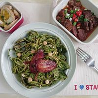 可能是義大利麵、肉排、炒麵、燉小牛膝和文字的圖像